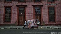 Seorang PKL melintas di kawasan Kota Tua.