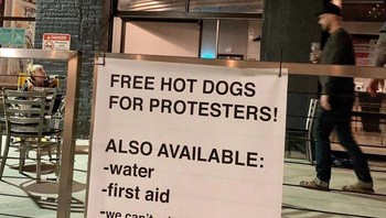 Sejumlah tempat makan memperlihatkan dukungannya dengan menyediakan makanan dan minuman gratis. Foto: via Bored Panda