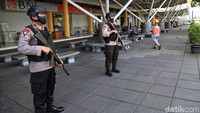 Sejumlah polisi juga disiagakan di sekitar Terminal Penumpang Pelabuhan Tanjung Priok.