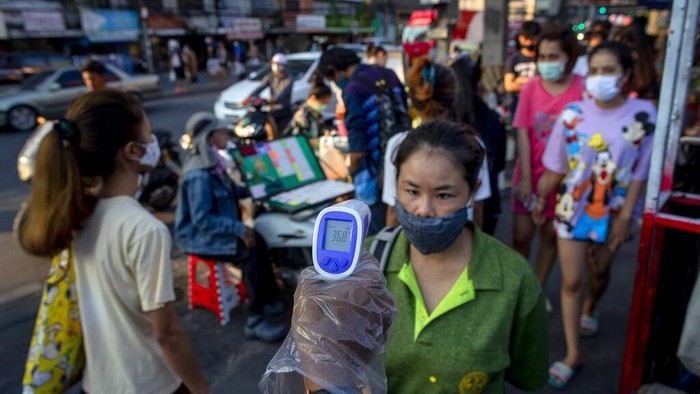 Thailand membuka kembali pusat hiburan mulai dari mal hingga bioskop. Meski kembali dibuka protokol kesehatan tetap diterapkan dengan ketat guna cegah Corona.