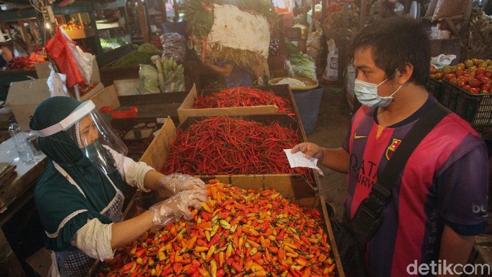 Seorang penjual cabai di pasar Senen, Jakarta mengenakan alat pelindung wajah, Selasa (2/6/2020). Hal ini untuk mencegah penyebaran virus Corona.
