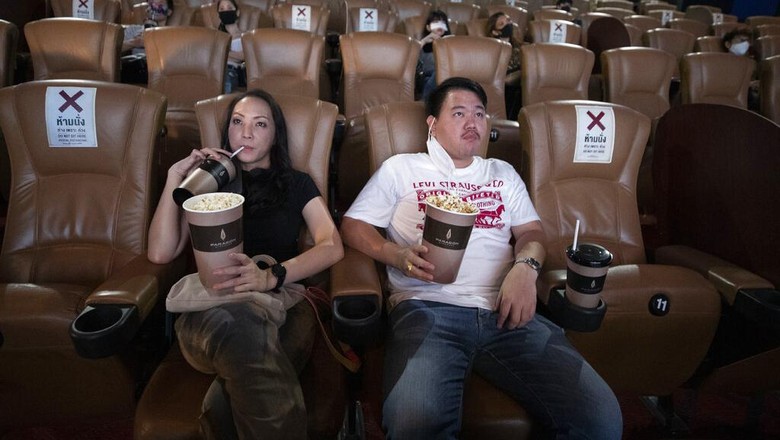Thailand membuka kembali pusat hiburan mulai dari mal hingga bioskop. Meski kembali dibuka protokol kesehatan tetap diterapkan dengan ketat guna cegah Corona.