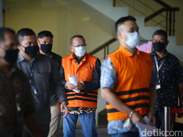 KPK mengumumkan penangkapan tersangka kasus suap-gratifikasi Rp 46 miliar, eks Sekretaris Mahkamah Agung (MA) Nurhadi dan menantunya, Rezky Herbiyono.