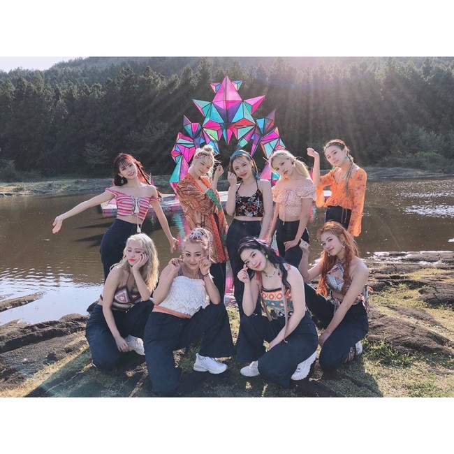 TWICE dikenal dengan lagu-lagu yang enerjik dan menyemangati. Begitu juga dengan tarian mereka. Karena itu, outfit berupa setelan crop top, celana, dan sneakers juga perlu diselipkan. Foto: Instagram @twicetagram
