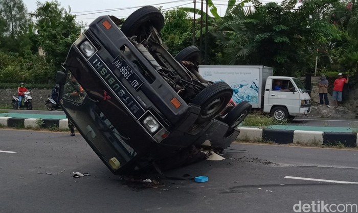 Pikap Pengangkut Beras terbalik di Jalan Yogya-Solo, Klaten, Selasa (2/6/2020).