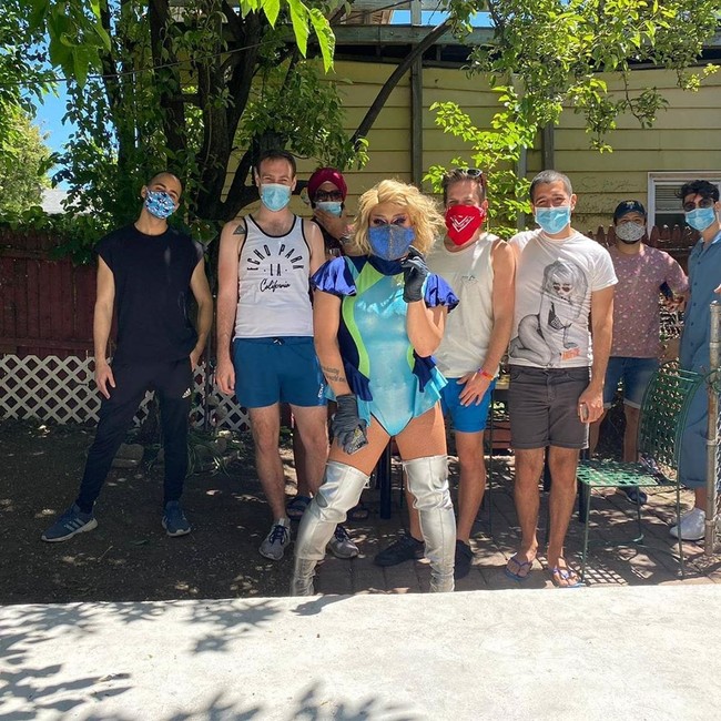 Semua model drag queen yang mengantarkan makanan menggunakan masker penutup wajah dan tetap menjaga jarak sosial. Sehingga selama interaksi dan pertunjukkan, mereka tidak akan melakukan kontak langsung, seperti bersentuhan dengan para pelanggannya. Foto: Instagram Frescos Cantina