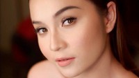 Namun Elina sudah memiliki kekasih yakni Gusti Ega, yang membelikannya mobil mewah sebagai THR. Dok. Instagram/elinaaaajoerg