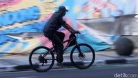 Begitupun, di Jalan Braga kembali ramai oleh para pesepeda yang beristirahat dan menepikan sepedanya hanya untuk beristirahat duduk di kursi pedestarian atau berswafoto di jalan tersebut.
