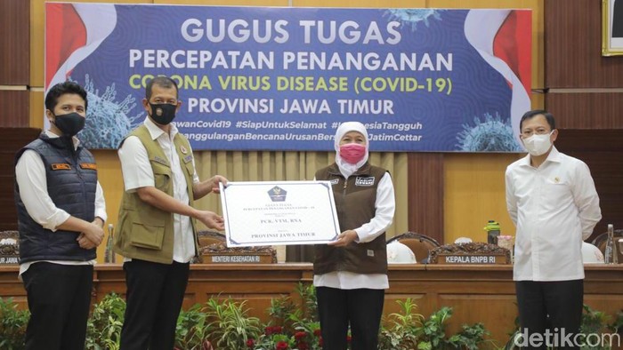 Gugus Tugas Percepatan Penanganan COVID-19 Indonesia mengimbau pasien positif Corona di Jatim yang sembuh bersedia menyumbangkan plasma darah. Yakni melalui metode plasma convalescent.