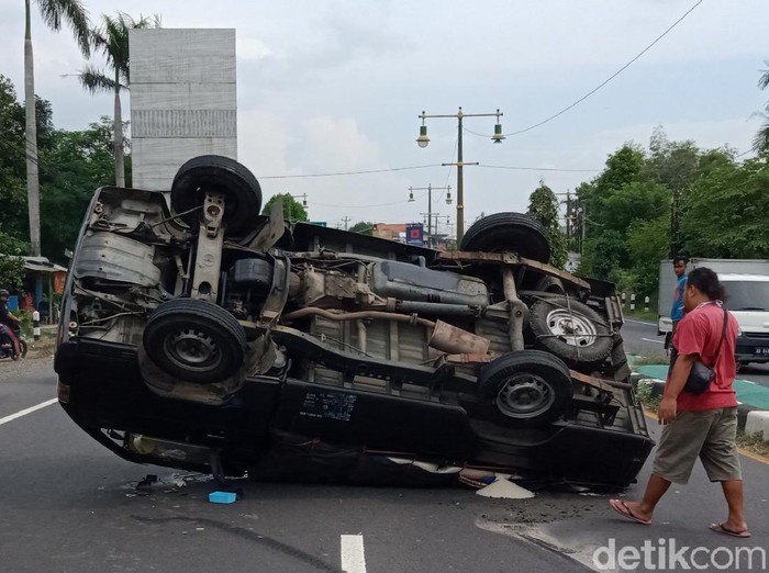 Pikap Pengangkut Beras terbalik di Jalan Yogya-Solo, Klaten, Selasa (2/6/2020).