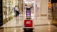 Selain itu, sejumlah robot yang mampu mengukur suhu tubuh serta menyediakan fasilitas hand sanitizer bagi para pengunjung pun wara-wiri di dalam pusat perbelanjaan sebagai salah satu inovasi dalam menghadapi era new normal di tengah pandemi virus Corona yang melanda dunia. AP Photo/Gemunu Amarasinghe.