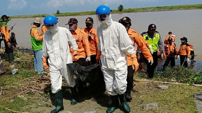 Evakuasi 2 remaja tewas terseret arus di pantai Kebumen