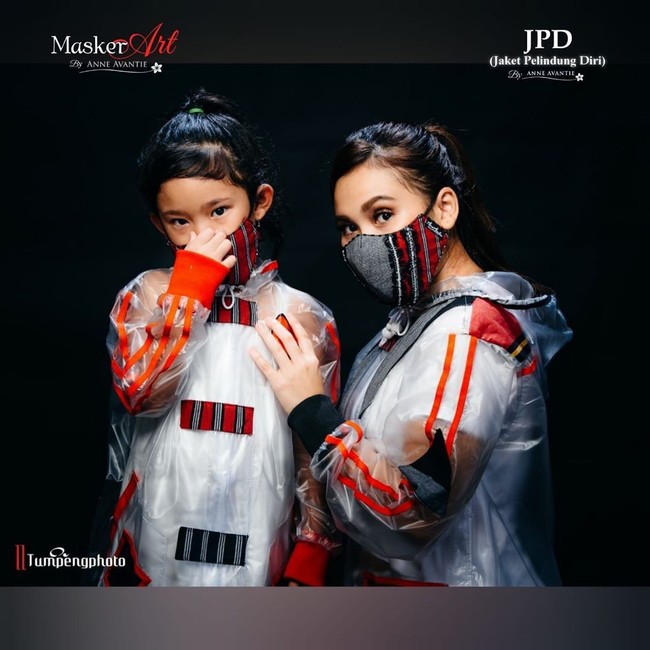 Untuk pengaman ekstra, Ayu Ting Ting dan Bilqis memperlengkapi gayanya dengan masker merah bermotif lurik. NYAMAN dan tetap gaya . . dipercantik MASKER ART karya Anne Avantie .. Salam sehat, tulis Ayu. (Foto: Instagram/@ayutingting92)