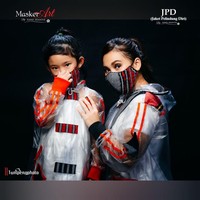 Untuk pengaman ekstra, Ayu Ting Ting dan Bilqis memperlengkapi gayanya dengan masker merah bermotif lurik. NYAMAN dan tetap gaya . . dipercantik MASKER ART karya Anne Avantie .. Salam sehat, tulis Ayu. (Foto: Instagram/@ayutingting92)