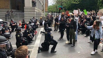 Polisi di Portland, mendengarkan para pendemo dan berlutut di depan mereka sebagai bentuk solidaritas atas perlakuan rasis yang diterima George Floyd. Foto: via Bored Panda