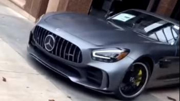 Mercedes-Benz dicuri