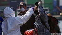 Petugas mengukur suhu tubuh salah seorang ABK.