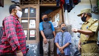 Selanjutnya data warga yang mudik itu diserahkan ke puskesmas setempat. Nantinya warga yang rumahnya ditempeli stiker wajib melakukan isolasi mandiri.