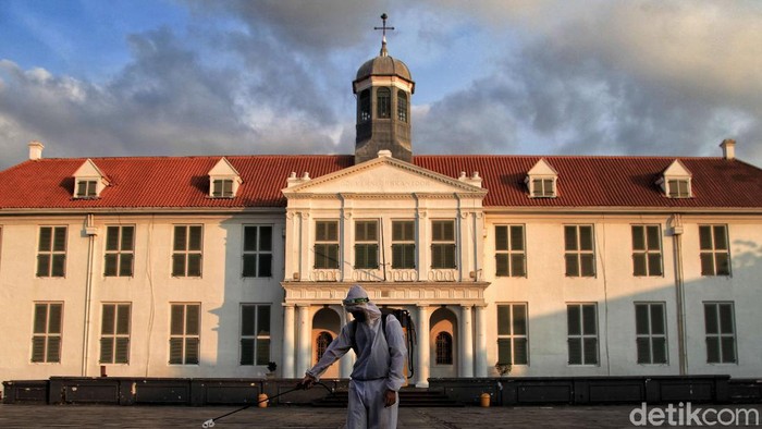 Penerapan new normal segera diberlakukan di Jakarta. Kawasan wisata Kota Tua pun tengah bersiap. Yuk, intip foto-fotonya.