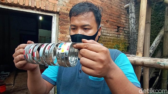 Pemberangkatan calon jemaah haji tahun 2020 diketahui dibatalkan. Meski begitu para perajin di Jepara tetap memproduksi gelang haji. Berikut potretnya.
