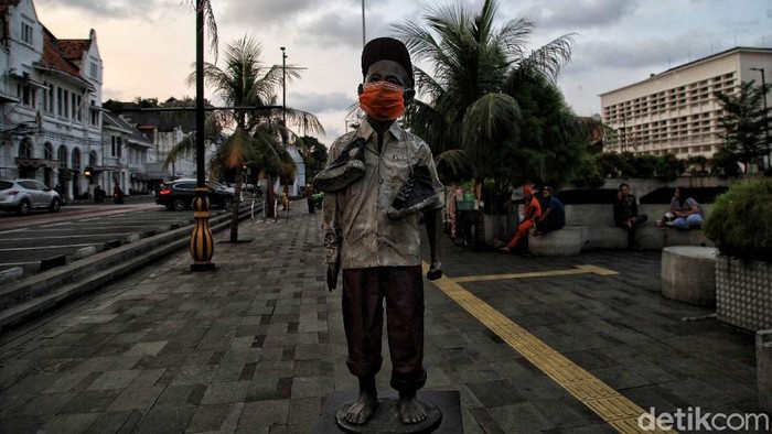 Kota Tua Bersiap Jelang New Normal Penerapan new normal segera diberlakukan di Jakarta. Kawasan wisata Kota Tua pun tengah bersiap. Yuk, intip foto-fotonya.