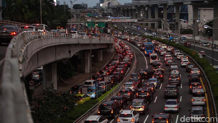 Meski masih tersisa 2 hari lagi PSBB di DKI Jakarta yang akan segera berakhir, kondisi jalanan Ibu Kota sudah terlihat padat dan kembali Macet. Ini potretnya.