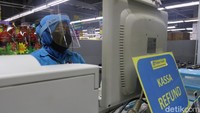 Selain itu, Ema juga mengingatkan agar setiap kasir yang ada di mal menggunakan tirai plastik, agar tidak komunikasi antara pelanggan dan kasir bisa dibatasi tirai plastik tersebut.