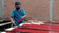 Andi menjelaskan, gelang haji yang terbuat dari stainless itu memiliki perbedaan yang dibuat pada tahun ini. Menurutnya perbedaan pada angka tahun yang tertera pada gelang. Biasanya angka tahun langsung ditulis dan jadi. Namun angka tahun tersebut tahun ini dikosongkan.