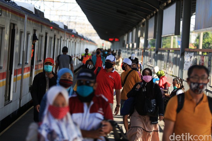Jawa Barat bersiap menerapkan fase kenormalan baru. Protokol ini akan diterapkan di transportasi publik. Begini kondisi di gerbong KRL jelang new normal.