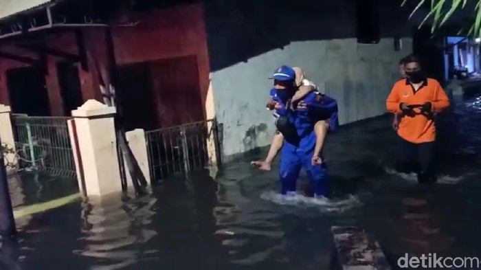 Banjir rob yang terjadi di pemukiman warga Kota Pekalongan yang berada di pesisir Utara, Senin malam (1/6/2020) kian tinggi. Sejumlah warga dievakuasi.