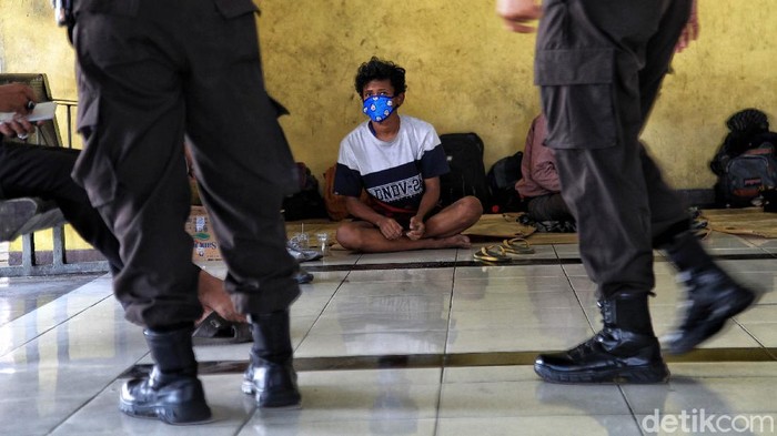 Pengamanan Protokol Kesehatan di Pelabuhan Tanjung Priok Sejumlah petugas gabungan memberikan imbauan kepada warga di kawasan Terminal Penumpang Pelabuhan Tanjung Priok, Jakarta Utara, Selasa (2/6).