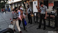 Petugas juga berjaga di sekitar lokasi.