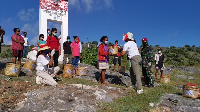 Bank BRI khususnya di wilayah perbatasan nusantara, mempererat Persatuan Indonesia serta mempertebal nilai Kemunusiaan yang adil dan beradab melalui berbagi lebih dari 1.000 paket  paket sembako kepada masyarakat sebagai bentuk solidaritas dalam masa pandemi Covid-19.
