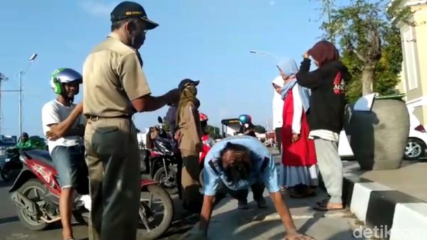 Para warga di Kota Tegal yang tak bermasker dihukum push up atau bernyanyi