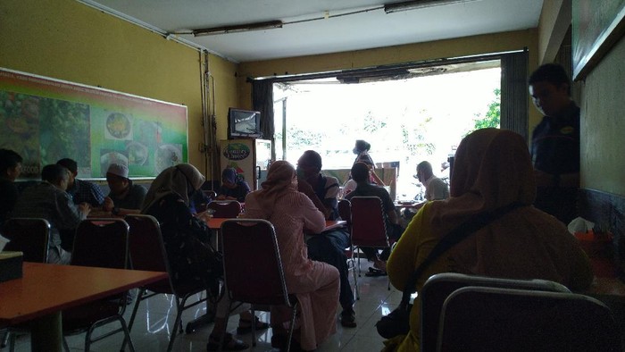 Layani Dine In, Tempat Makan di Bogor Tak Patuhi Protokol Kesehatan. (Foto: Tim detikcom)