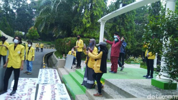 Demo mahasiswa Unnes tuntut pengembalian UKT