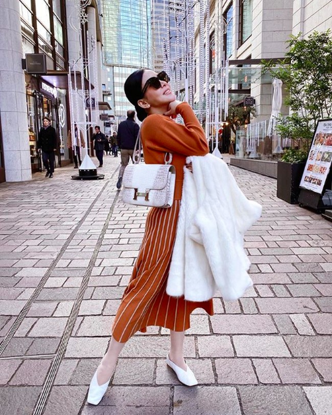 Memakai tas Hermes langka seharga Rp 2 miliar, Syahrini berpose di Ginza di sela-sela liburannya bersama sang suami Reino Barack. Foto: Instagram @ princessyahrini