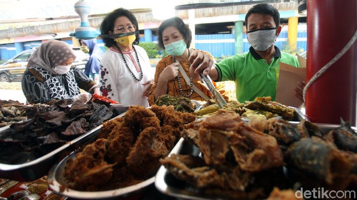 Food Street Kramat Mulai Semarak Pedagang nasi kapau Kramat, Jakarta kembali beraktivitas di tengah pandemi. Dengan desain baru usai direnovasi, kini mereka juga beradaptasi dengan aturan baru.