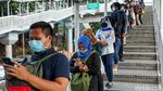 Penampakan Antrean Penumpang di Halte Bus TransJ