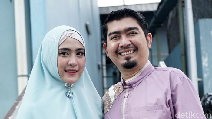 Ustaz Solmed dan April Jasmine saat ditemui di kawasan Trans TV.