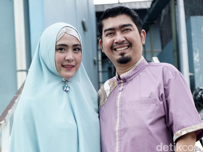 Ustaz Solmed dan April Jasmine Ustaz Solmed dan April Jasmine saat ditemui di kawasan Trans TV.