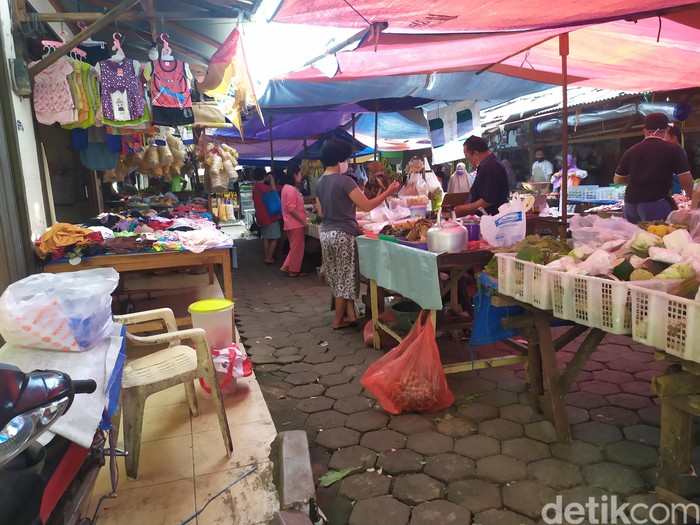 Aktivitas di Pasar Kedip Kebayoran Lama berjalan normal