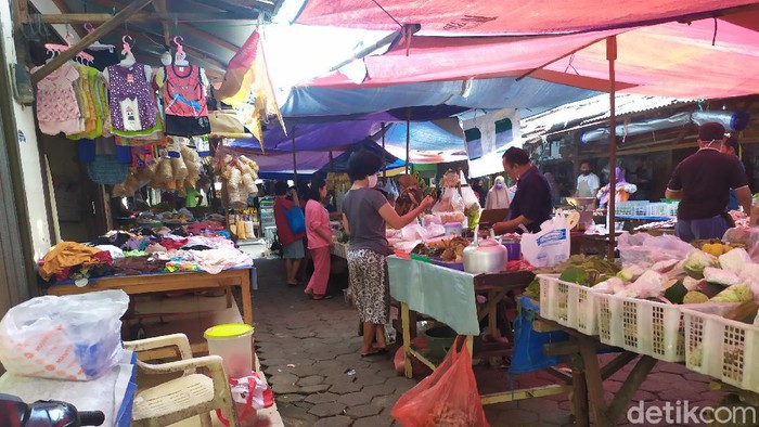 Aktivitas di Pasar Kedip Kebayoran Lama berjalan normal