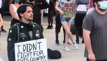 Seorang veteran perang protes keras bahwa perjuangan untuk negaranya bukan untuk melihat saudara-saudara kulit hitam dibunuh di jalanan. Foto: via Bored Panda
