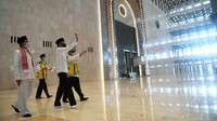 Presiden Jokowi didampingi Menteri PUPR Basuki Hadimuljono dan Imam Besar Masjid Istiqlal KH Nasaruddin Umar mengecek progres renovasi Masjid Istiqlal.