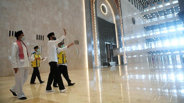 Jokowi Tinjau Persiapan New Normal di Masjid Istiqlal Presiden Joko Widodo (Jokowi) kembali meninjau kesiapan penerapan prosedur standar new normal. Kali ini Jokowi meninjau Masjid Istiqlal, Jakarta, Selasa (2/6/2020).