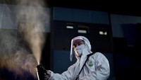 Sebagai upaya pencegahan penyebaran virus Corona, penerapan protokol kesehatan seperti penyemprotan disinfektan di auditorium bioskop wajib untuk dilakukan. AP Photo/Sakchai Lalit.