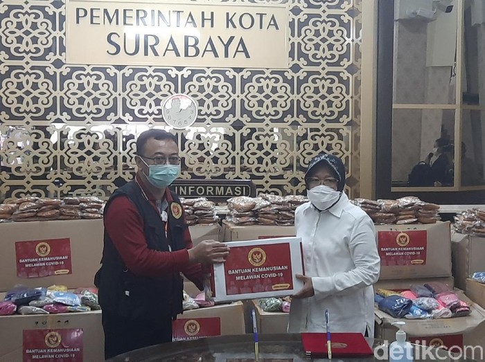 Dalam empat hari terakhir, BIN terus membantu Pemkot Surabaya untuk menekan penyebaran virus Corona. Setelah memberikan bantuan mobil PCR dan peralatan tes swab, BIN juga menyerahkan 120.000 masker nonmedis.