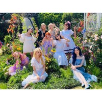 Kali ini visual TWICE semakin mempesona fans terlebih dengan konsep busana yang anggun. Pakai baju-baju girlie, penggemar bahkan menyebut mereka mirip para bidadari. Foto: Instagram @twicetagram