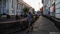 Seorang turis asing terlihat melintas di kawasan Kota Tua.